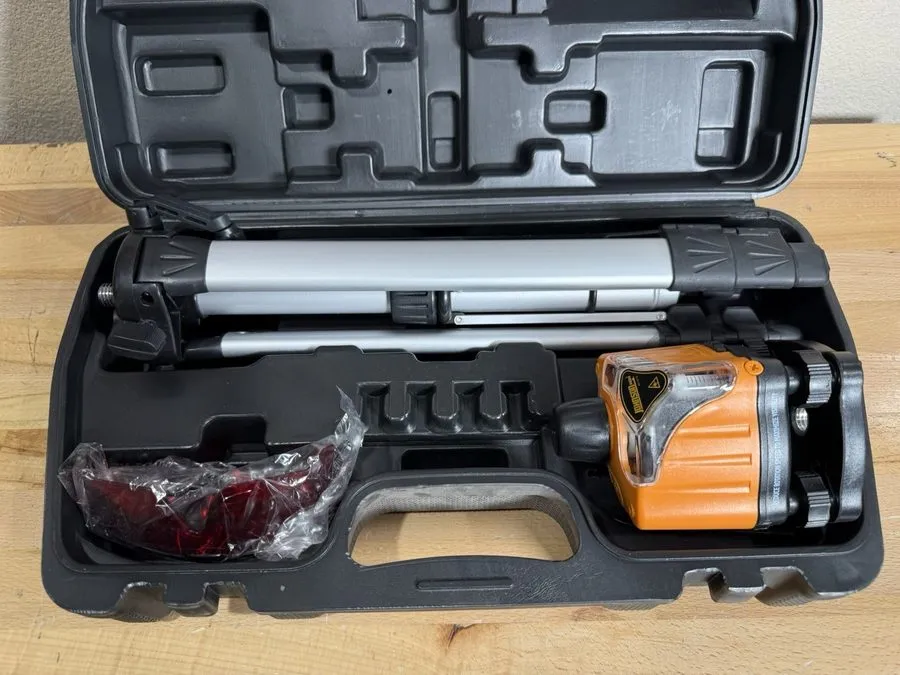 Нивелир Johnson Manual Leveling Rotary Laser Level Kit 40-0918 W/Case