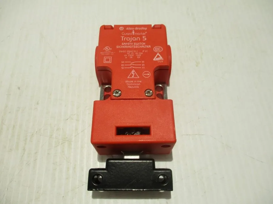 Реле безопасности ALLEN-BRADLEY GUARDMASTER 440K-T11146 SAFETY SWITCH