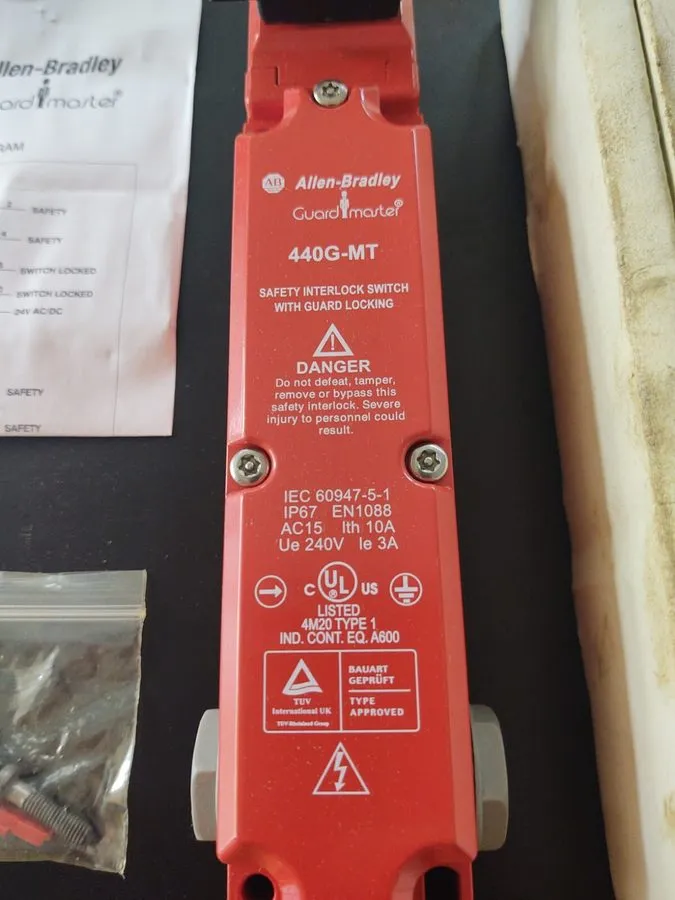 Реле безопасности Allen-Bradley Guardmaster 440G-MT47126 Solenoid Switch — фото лота 1