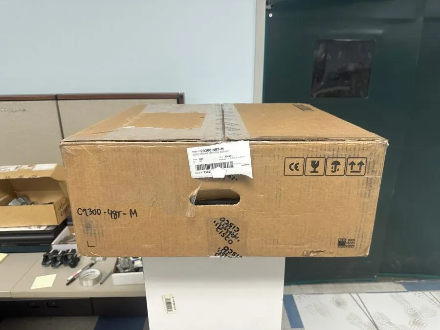 Коммутатор C9300-48T-M CISCO MERAKI 48PT GIG, 350WAC MISSING ALL LABELS AND SHAR