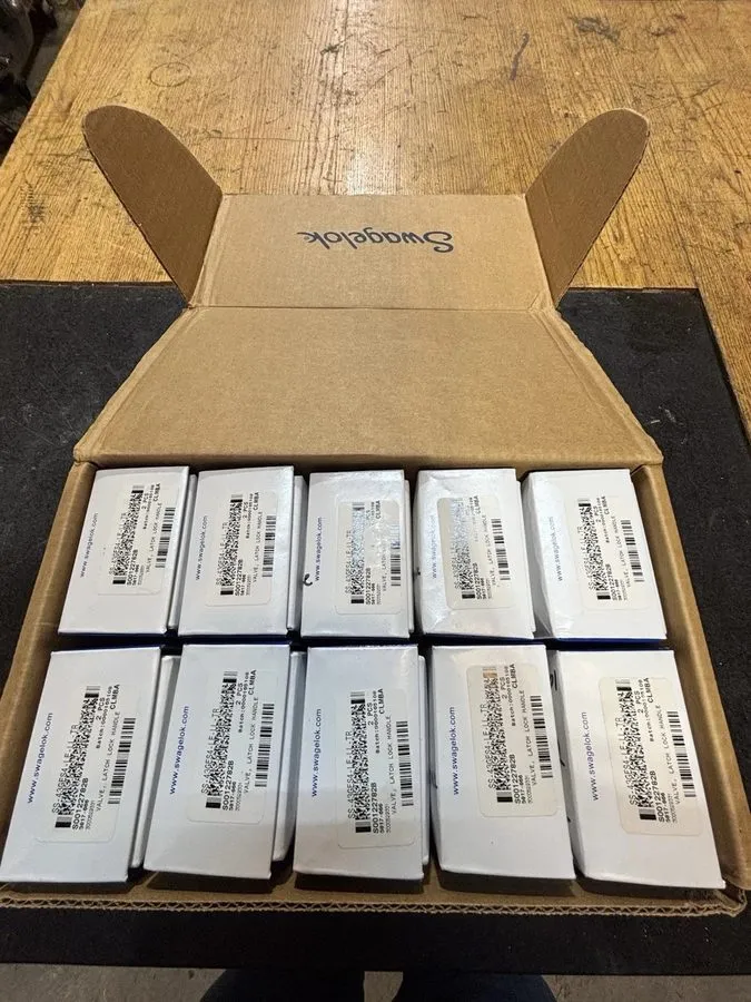 Клапан Swagelok SS-43GXS4 Three way ball valve shipping — фото лота 2