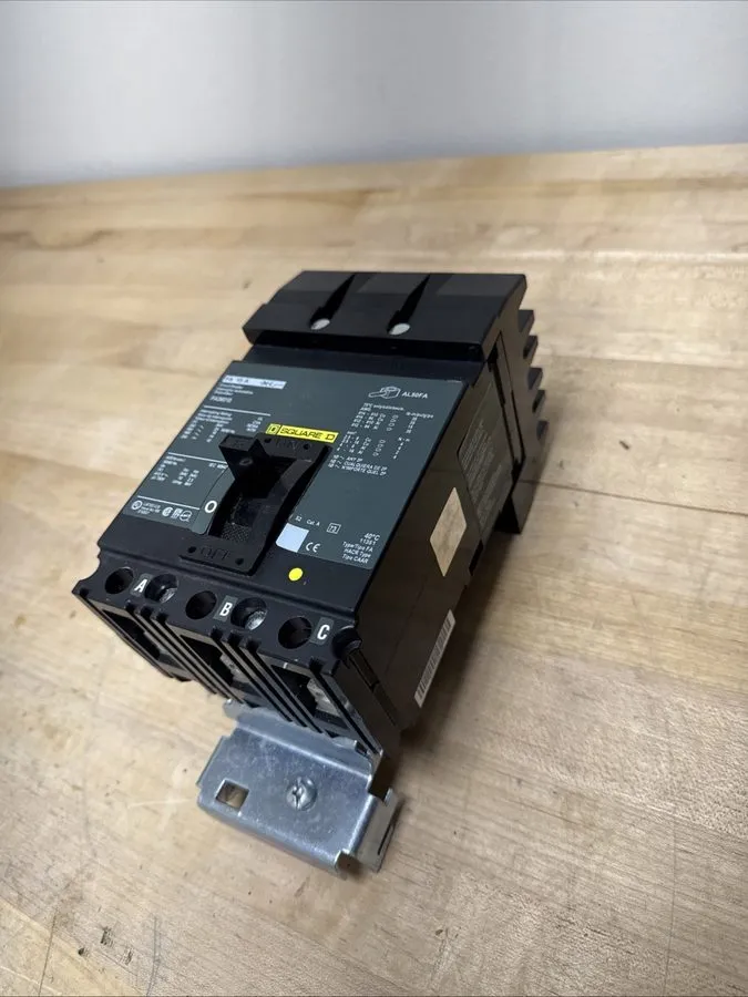 Автоматический выключатель SQUARE D FA36015 FA I-LINE 3 POLE 15 AMP 480v GREY LA