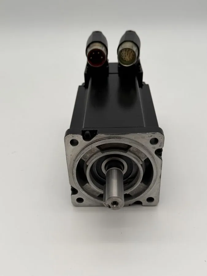 Серводвигатель Allen-Bradley Kinetix AC Servo Motor MPL-B330P-MJ72AA 460V 1.8kW