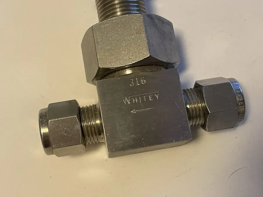 Клапан Whitey Swagelok SS-6VS6 3/16 SST Needle Valve 5000 PSI 3/8 OD Ends — фото лота 1