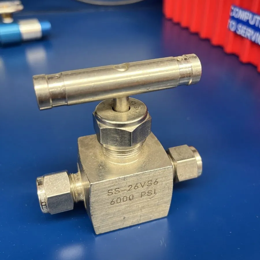 Клапан SWAGELOK/WHITEY, SS-26VS6, SST, 3/8" NEEDLE VALVE, 6000PSI @ 100 F — фото лота 1