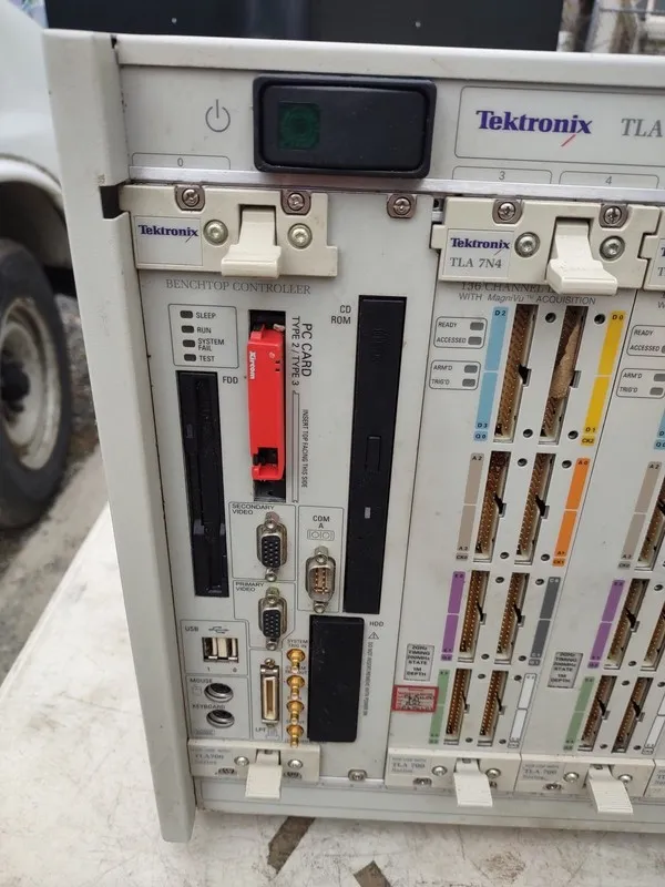 Логический анализатор Tektronix TLA720 Logic Analyzer, Mainframe, 12-slot — фото лота 1