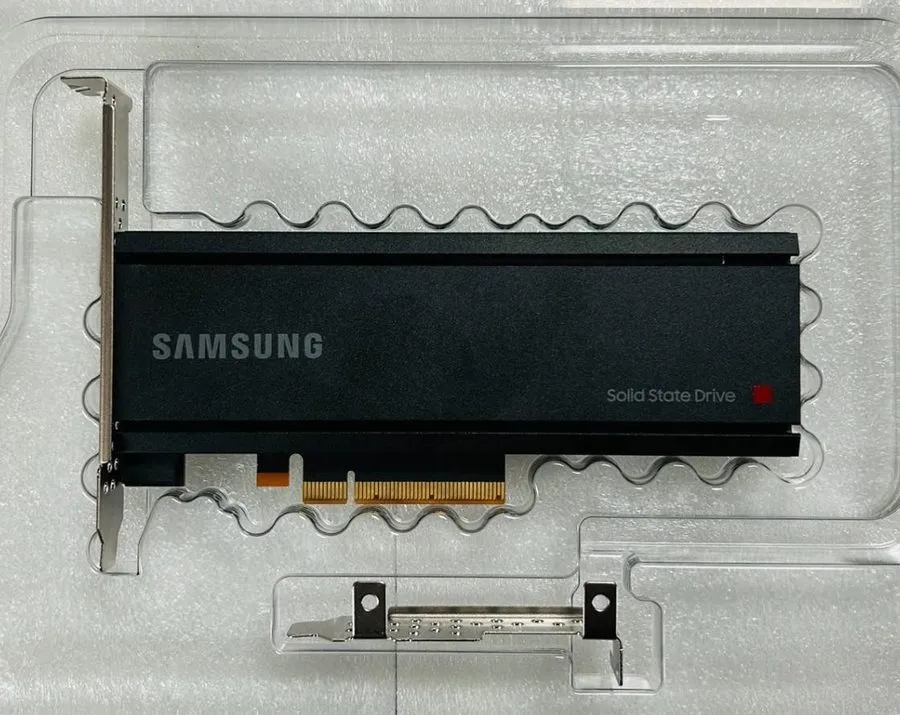 SSD-накопитель Dell Samsung PM1735 6.4TB SSD PCIE 4.0 NVME MZ-PLJ6T40 MZPLJ6T4HA