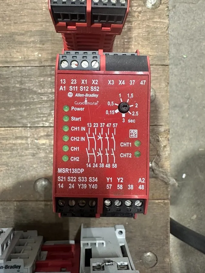 Реле безопасности Allen Bradley Safety Relay 440R M23143 Series B, MSR138DP