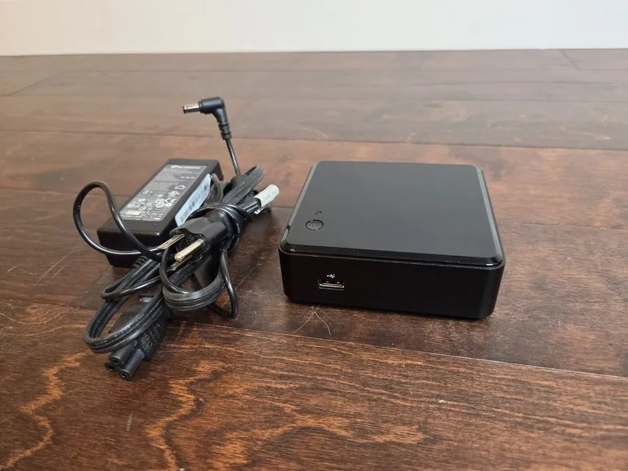 SSD-накопитель Intel D3217IYE NUC Intel i3-3217U 1.80GHz 8GB RAM 60GB SSD Win 10 — фото лота 1
