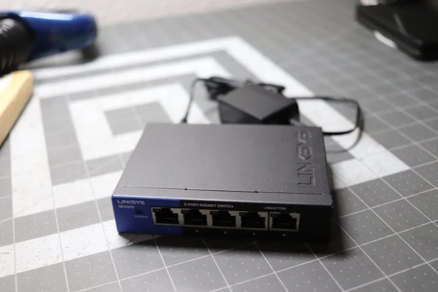 Коммутатор Linksys 5-Port Gigabit Ethernet Switch Black/Blue SE3005v2 VG