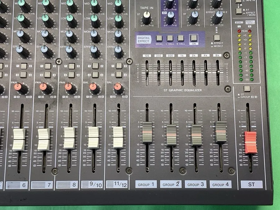 Микшерный пульт Yamaha MX12/4 12-Channel 4-Bus Analog Mixing Console DJ Audio 38 — фото лота 4