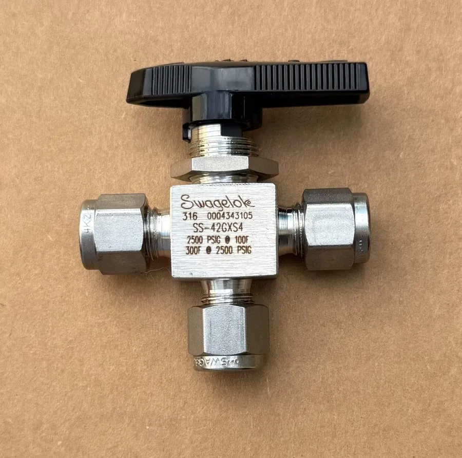 Клапан Swagelok SS-42GXS4 3 way ball valve 1/4 in tube fitting