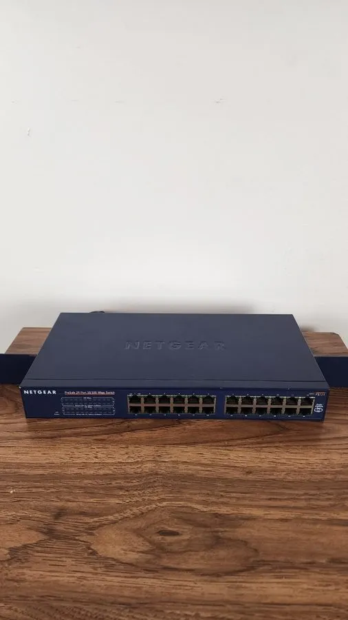 Коммутатор NetGear FS524 24-Ports 10/100 mbps Fast Ethernet Switch