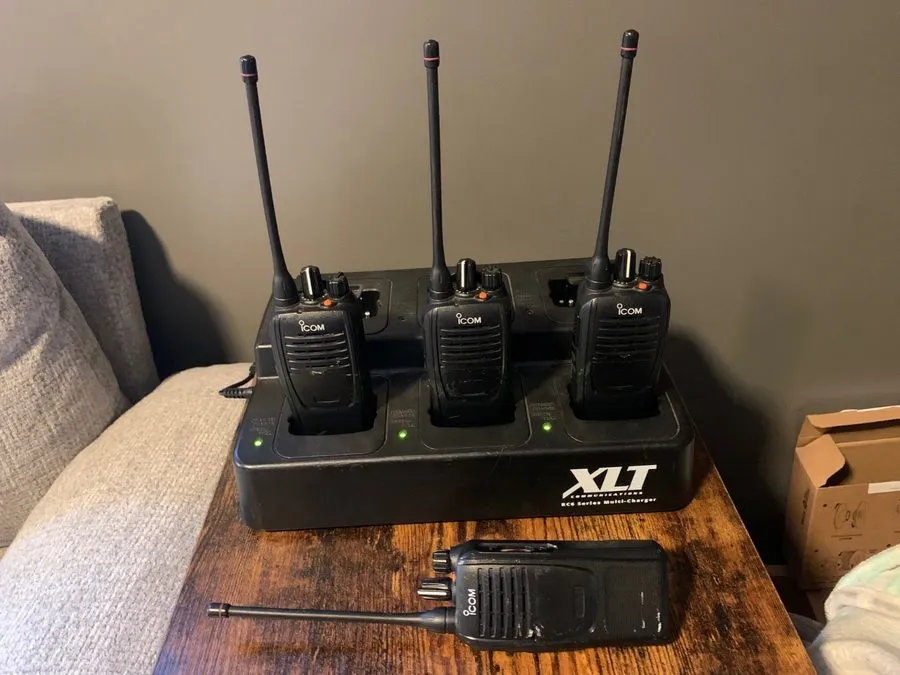 Радиостанция Walkies 4 Icom f2000 walkie talkies and 6 unit multi-charger