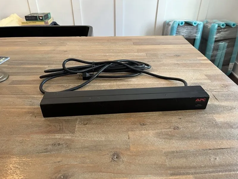 Блок розеток PDU APC AP9562 1U 15A 120V 12-Outlet Rackmount Power Distribution U