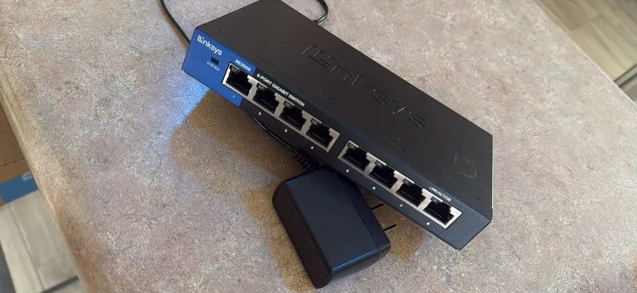 Коммутатор Linksys SE3008V2 8-Port Gigabit Ethernet Switch Black and Blue