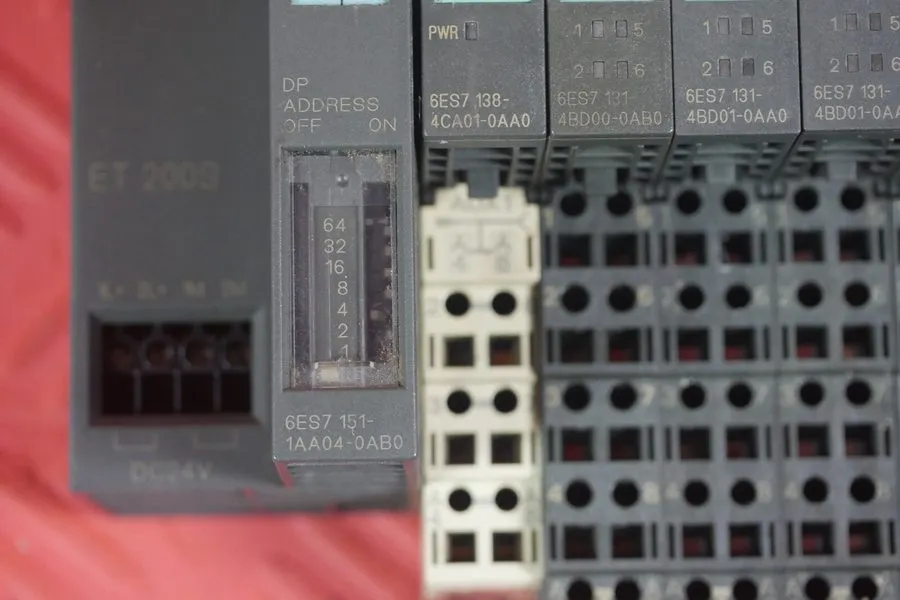 Модуль ввода-вывода Siemens 6ES7151-1AA04-0AB0 Simatic S7 ET 200S + 7 Modules No — фото лота 1