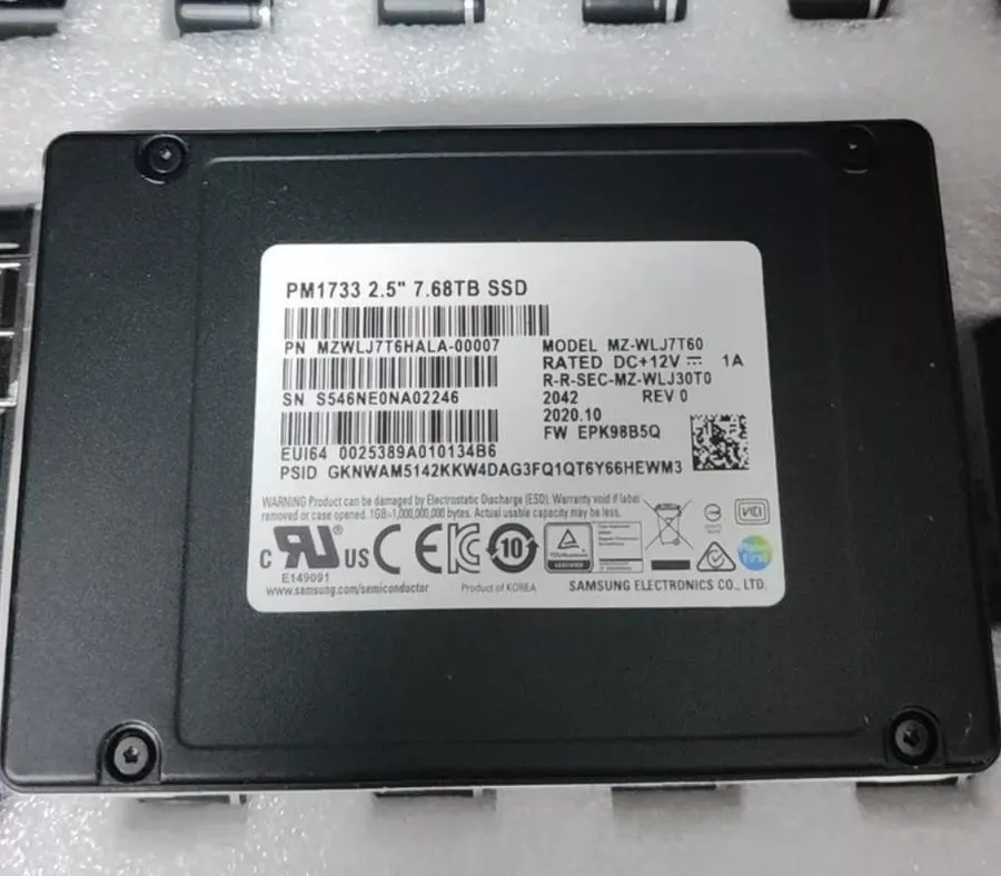 SSD-накопитель 7.68TB Samsung PM1733 SSD DELL 0Y27TR NVME MZ-WLJ7T60 u.2 MZWLJ7T