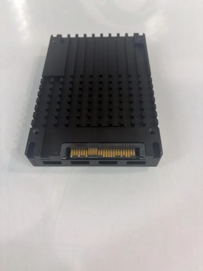 SSD-накопитель MTFDHAL3T8TDP Micron 9300 PRO 3.84TB PCI-E 3.0 x4 NVMe 2.5" TLC S