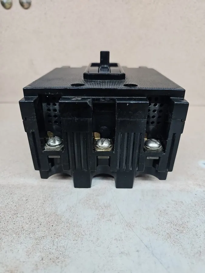 Автоматический выключатель EH3-B015 Siemens ITE Circuit Breaker 3 Pole 15 Amp 48