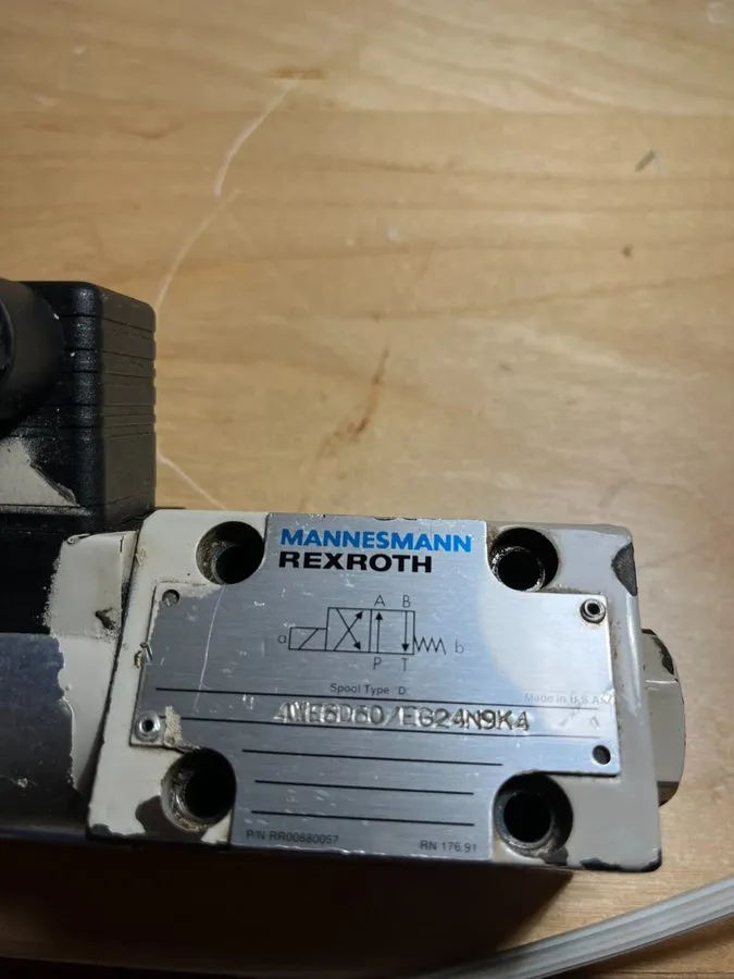 Пневмораспределитель Rexroth R900561274 24 VDC 124 A Hyrdaulic Directional Contr