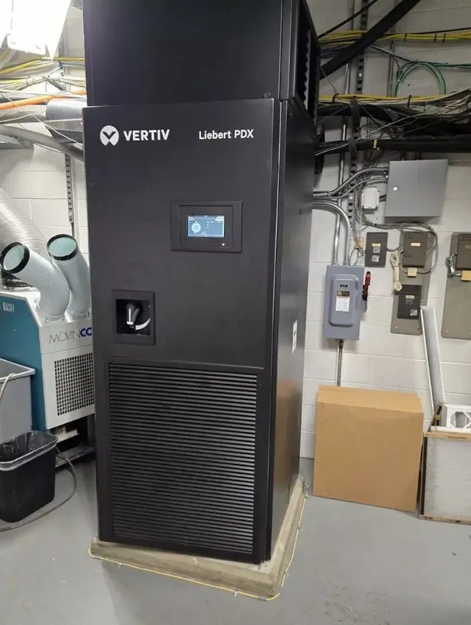 Стойка/шкаф Liebert Vertiv 3 Ton PX011U ACS 460V 3PH CRAC Upflow Computer Room A