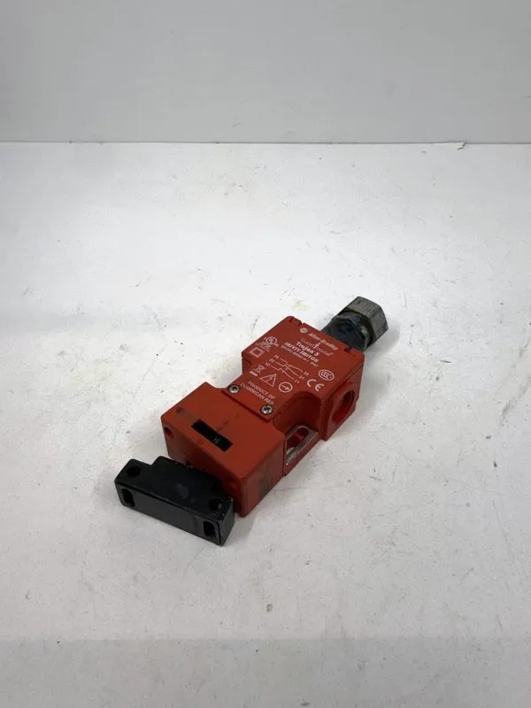 Реле безопасности Allen Bradley Guardmaster Trojan 5 Safety Interlock Switch 440 — фото лота 1