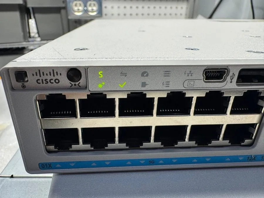 Коммутатор Cisco C9300-48UN-A 48 Port 5Gbps PoE Copper Network Advantage Switch — фото лота 2