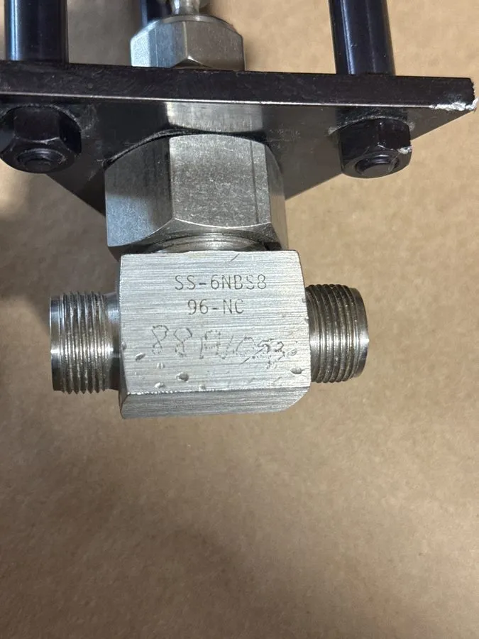 Клапан Swagelok SS-6NBS8 Severe Service Needle Valve w/ Actuator