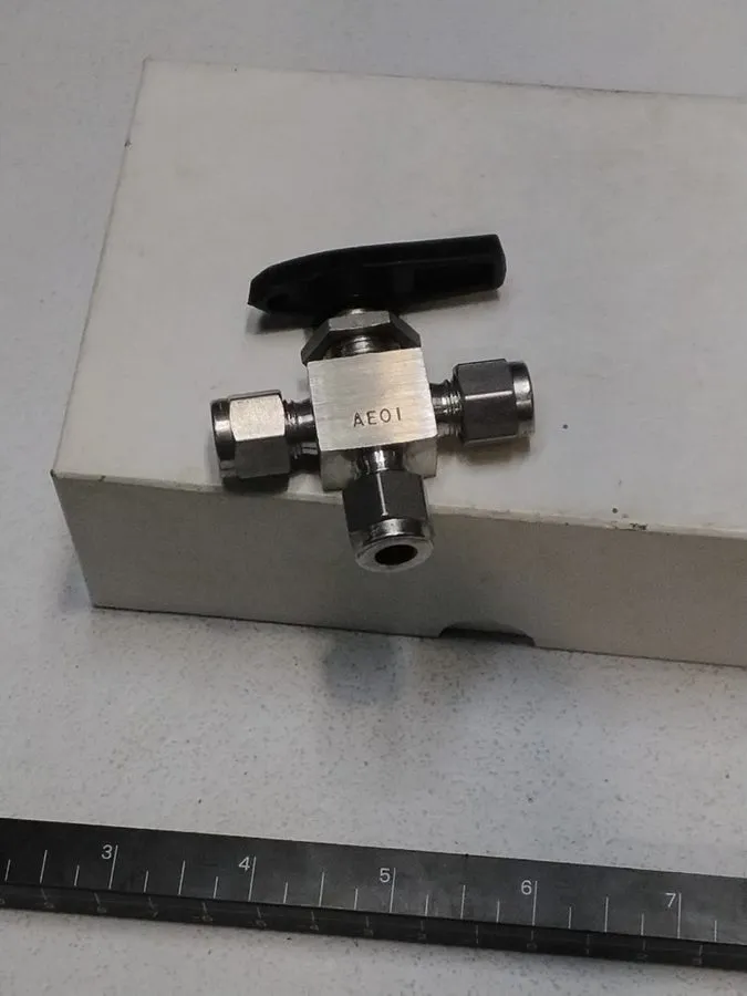 Клапан Swagelok SS-42XS4 1/4" 316 SS 3-Way Ball Valve 2500 PSI Tube Fitting