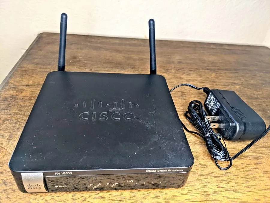 Маршрутизатор Cisco RV180W 4-PORT Wireless-N Multifunction Small Business VPN Ro — фото лота 1