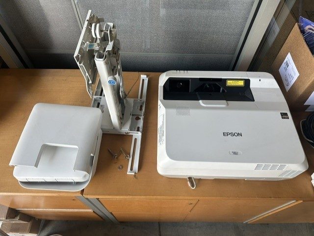 Проектор Epson 1470UI