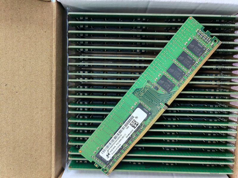 Модуль памяти Micron 18ASF2G72AZ-2G6D1