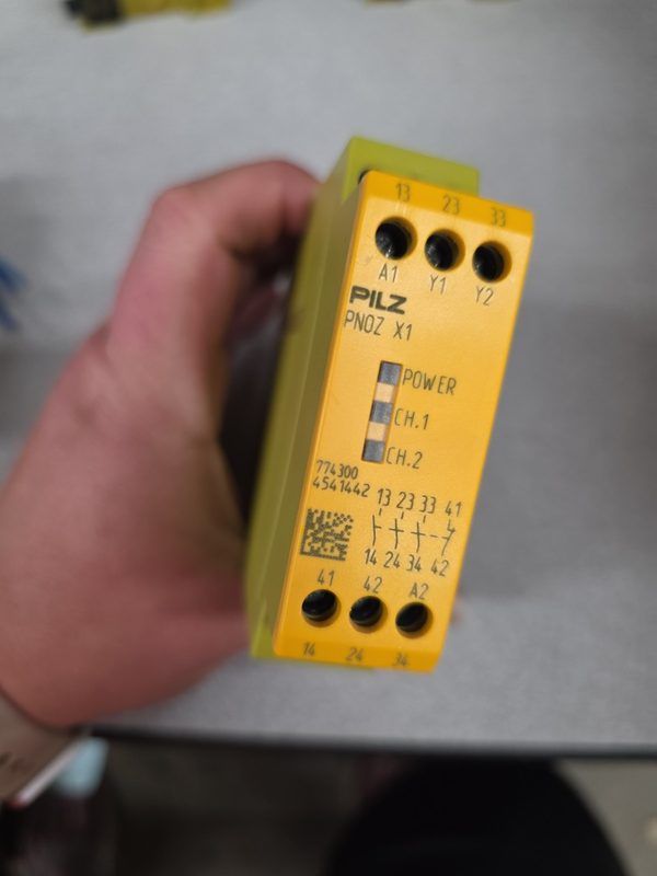 Реле безопасности Pilz 24VACDC