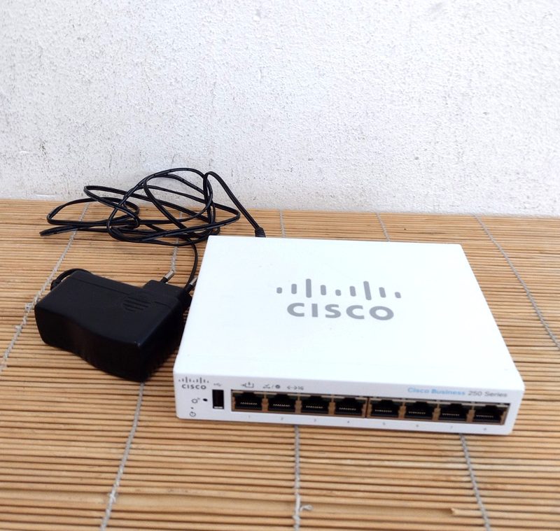 Коммутатор Cisco 250-8T-D