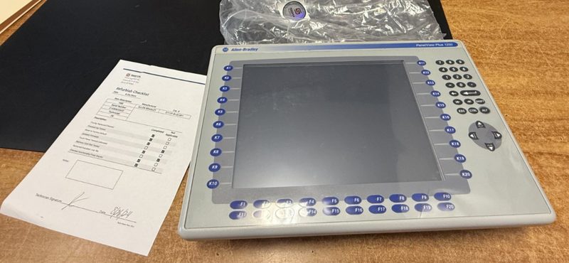 Панель оператора Allen-Bradley 2711P-B12C4D1
