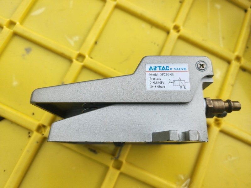 Пневмоклапан AirTAC 3F210-08L