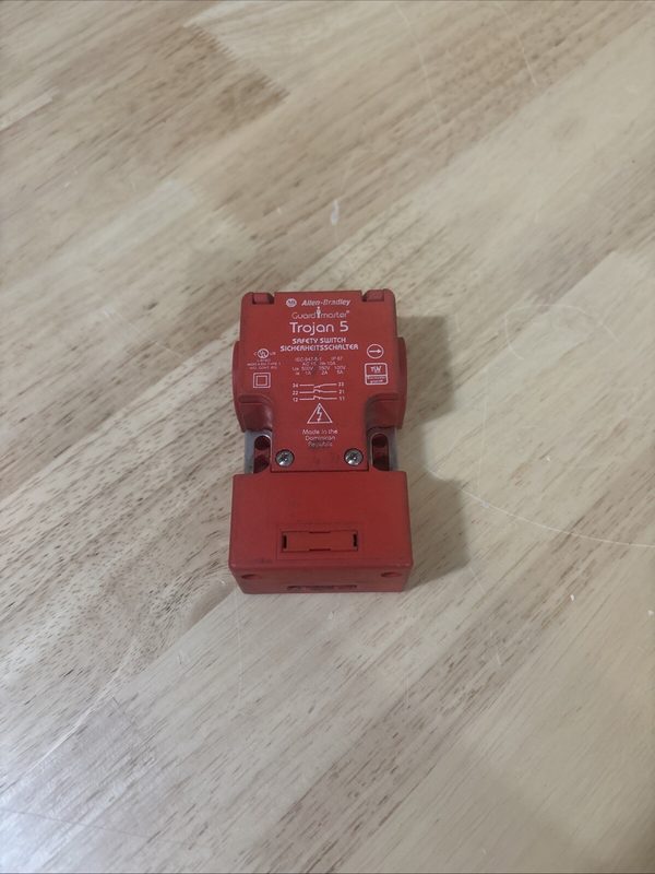 Реле безопасности Allen-Bradley 440K-T11118