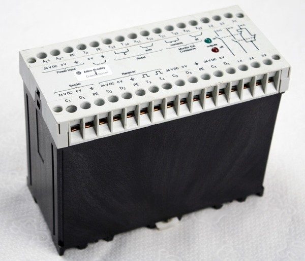 Реле безопасности Allen-Bradley 440L-M8200