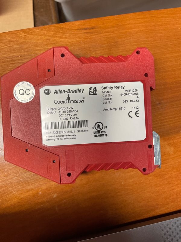 Реле безопасности Allen-Bradley 440R-023166