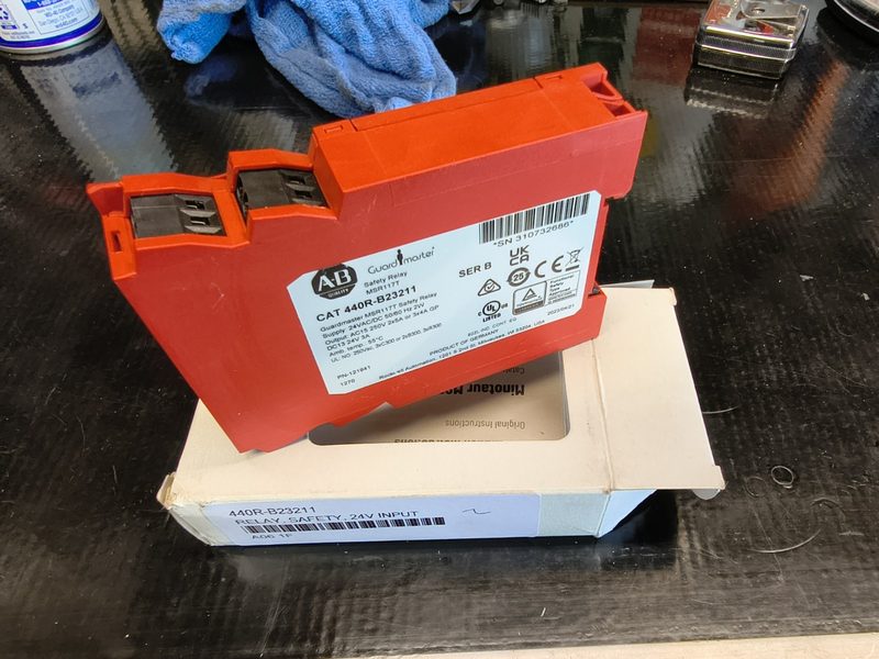 Реле безопасности Allen-Bradley 440R-B23211