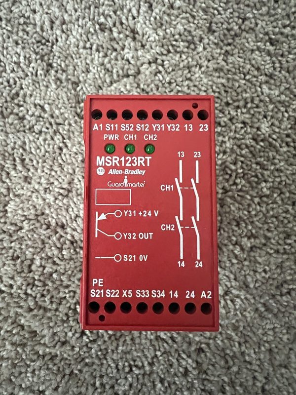 Реле безопасности Allen-Bradley 440R-J23104