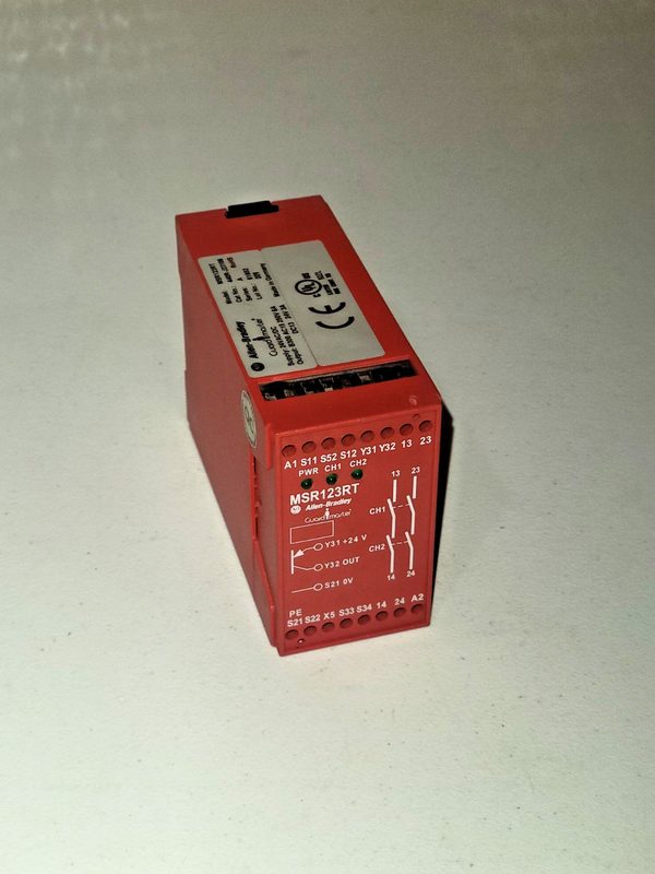 Реле безопасности Allen-Bradley 440R-J23106