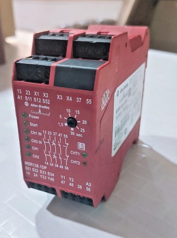 Реле безопасности Allen-Bradley 440R-M23092