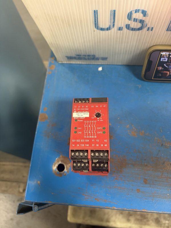 Реле безопасности Allen-Bradley 440R-M23147