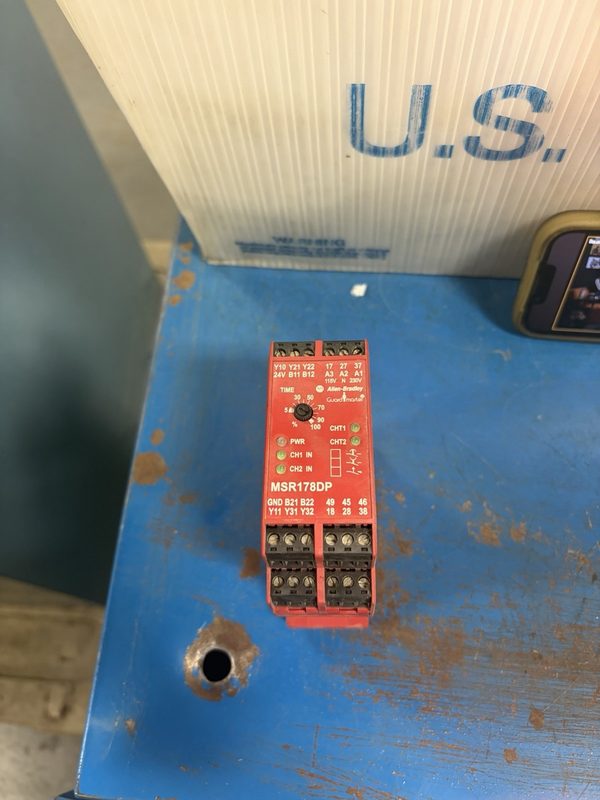Реле безопасности Allen-Bradley 440R-M23227