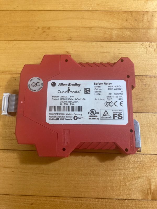 Реле безопасности Allen-Bradley 440R-W23221