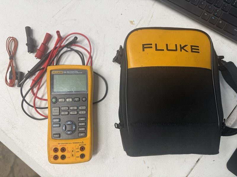 Калибратор Fluke 725