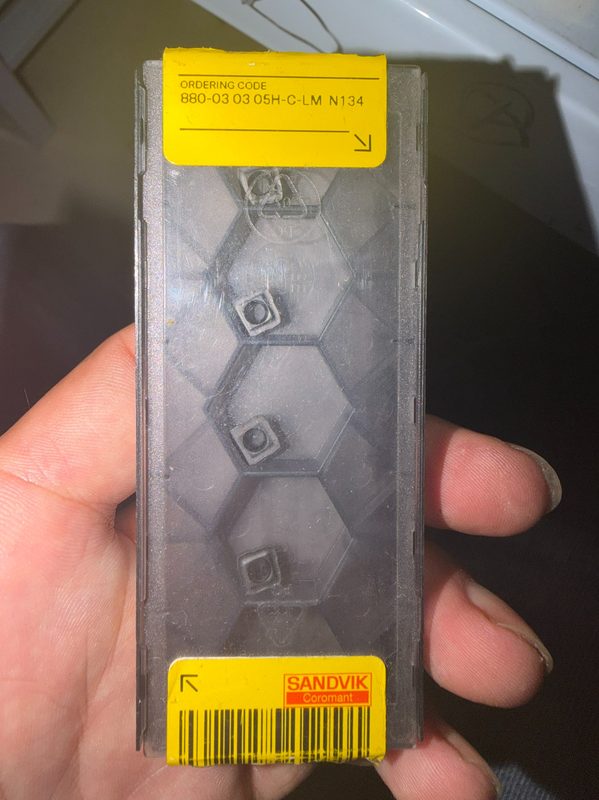 Режущий инструмент Sandvik 880-030305H-C-LM