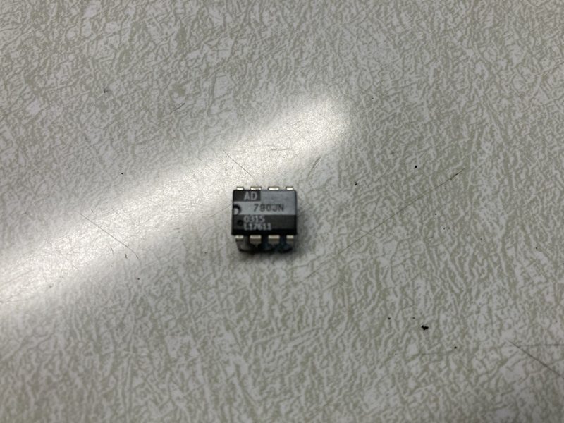 Микросхема Analog Devices AD790JN